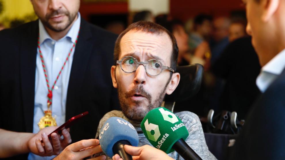 Pablo Echenique atiende a los medios tras las constitución del Ayuntamiento de Alcorcón.