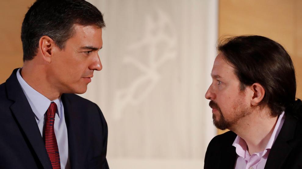 El presidente del gobierno Pedro Sánchez (i) y el líder de Podemos Pablo Iglesias, durante la nueva ronda de consultas