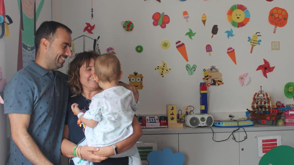 Beatriz, Miguel y Nora, una de las familias de Aspanoa, en el Hospital Infantil de Zaragoza.