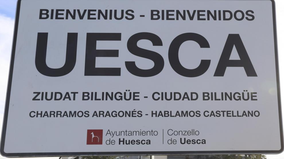 Cartel colocado en la avenida Martínez de Velasco de Huesca.