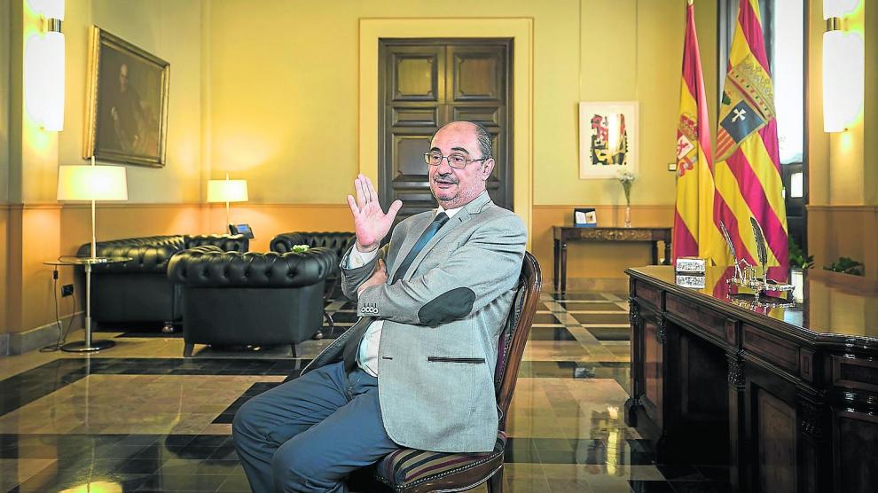 El presidente de la Comunidad autónoma de Aragón, el socialista Javier Lambán, este viernes, en su despacho del edificio Pignatelli.