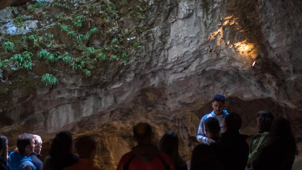 Nacho Navarro comienza a desvelar los secretos de la Cueva de las Güixas, en Villanúa