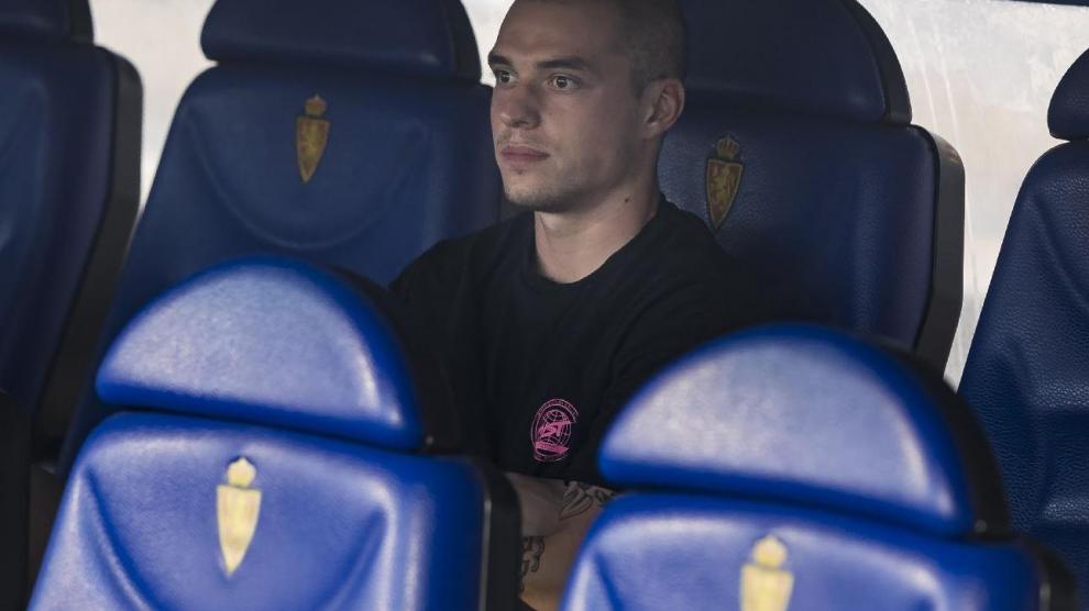Jorge Pombo, con rostro melancólico y triste, el pasado sábado en el fondo del banquillo de La Romareda una hora antes del partido Real Zaragoza-Tenerife, para el que ya no estuvo convocado por Víctor Fernández a la espera de su adiós.