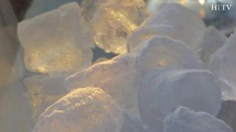 Según la Ley, aunque el agua no caduca, los hielos tienen que ser retirados a los 24 meses de su fabricación. El motivo es que en esos dos años pueden adquirir sabores y olores que no son propios, por ejemplo de la bolsa de plástico que los contiene. Lo explica Juanjo Torralba, de la parte comercial de Frescofrío.