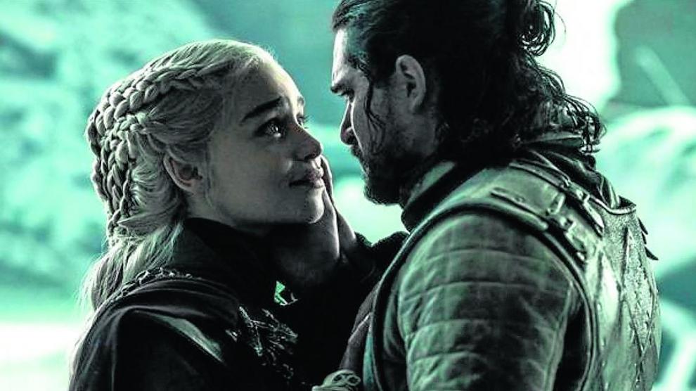 Emilia Clarke y Kit Harington son Daenerys Targaryen y Jon Nieve en ‘Juego de Tronos’