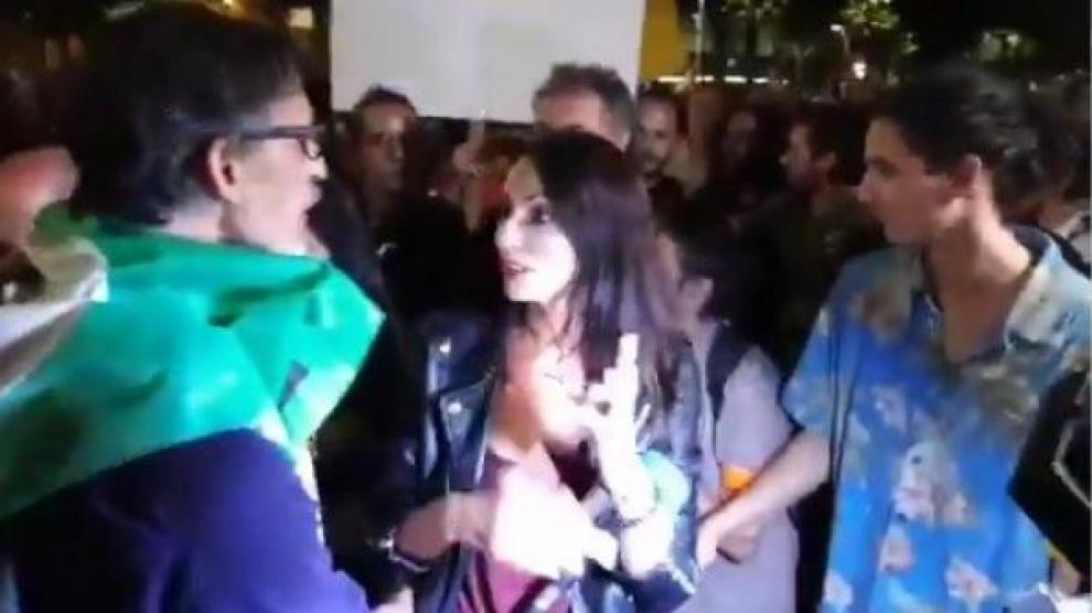 Momento de la agresión a la periodista de Telecinco Laila Jiménez durante las manifestaciones del 1 de octubre en Cataluña.