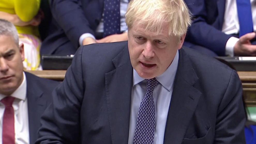 El primer ministro británico, Boris Johnson, interviene en la Cámara de los Comunes para debatir el acuerdo del 'brexit'.