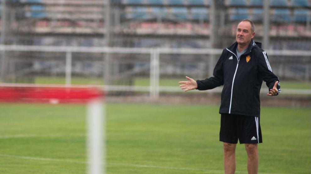 Víctor Fernández pide más intensidad en un entrenamiento reciente en la Ciudad Deportiva.