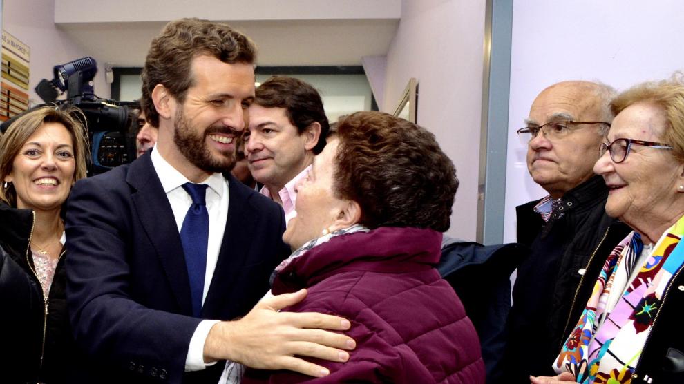 GRAF5148. PALENCIA, 08/11/2019.- El presidente nacional del PP, Pablo Casado, visita un aula el centro de mayores de La Puebla en Palencia. EFE/ A. Alvarez Casado visita el aula del centro de mayores