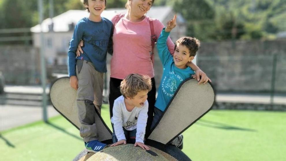 Beatriz Millán con sus tres hijos