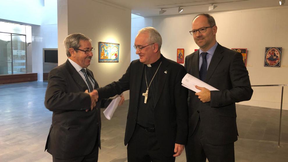 El obispo de Barbastro-Monzón, Ángel Pérez, felicita a los abogados de la causa, Joaquín Guerrero, por parte del Obispado, y Alberto Gimeno, en representación de la DGA