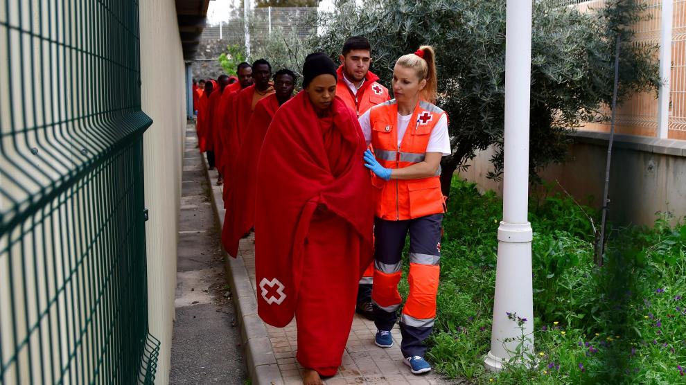 Miembros de la Cruz Roja atienden a varios subsaharianos llegados este lunes a Almería