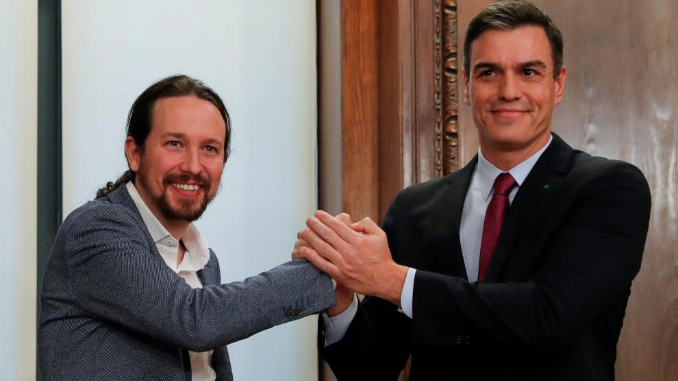 Spain's acting Prime Minister Pedro Sanchez and Unidas Podemos (Together We Can) leader Pablo Iglesias shake hands as they present their coalition agreement at Spain's Parliament in Madrid, Spain, December 30, 2019. REUTERS/Susana Vera [[[REUTERS VOCENTO]]] SPAIN-POLITICS/