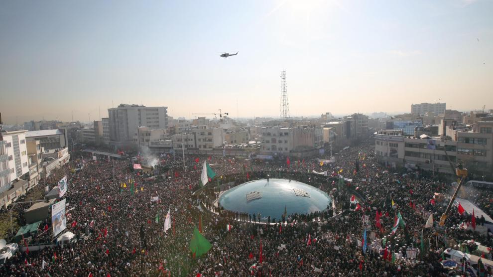 Miles de personas participan este lunes en Teherán en el funeral del general Soleimani.