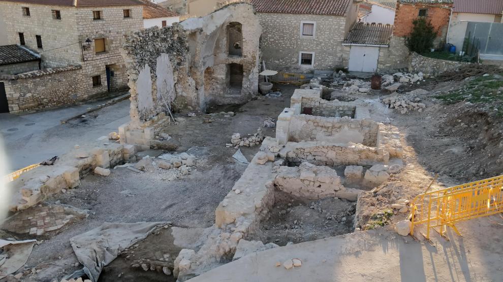 Vista de la excavación arqueológica. A la derecha, las estructuras de las capillas; al fondo, la pila bautismal