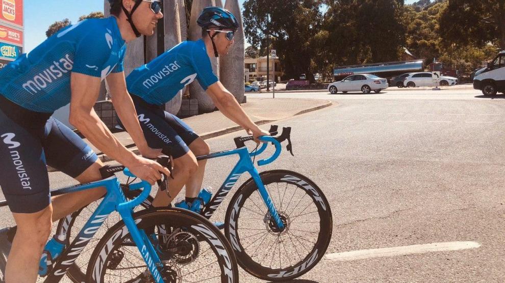 Sergio Samitier, algo adelantado sobre su compañero Edu Prades (último ganador de la Vuelta Aragón), en uno de sus entrenamientos en Australia.