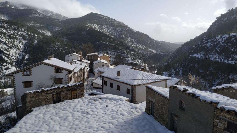 Nevada en Castelvispal, una pedanía de Linares de Mora (Teruel) que ha quedado incomunicada por la nevada.