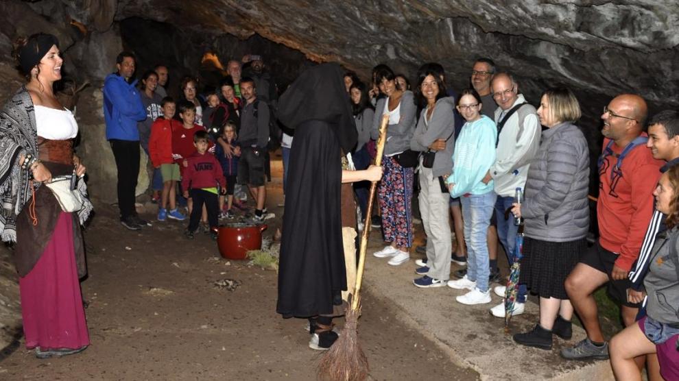 La visita teatralizada por la que se ha premiado a las cuevas se ofrece a final de agosto.