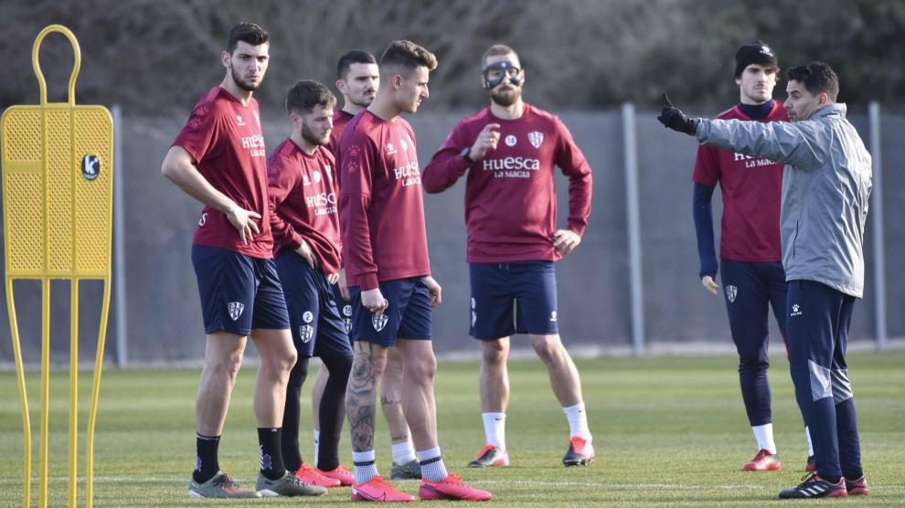 Los jugadores de la SD Huesca atienden a Míchel durante un entrenamiento