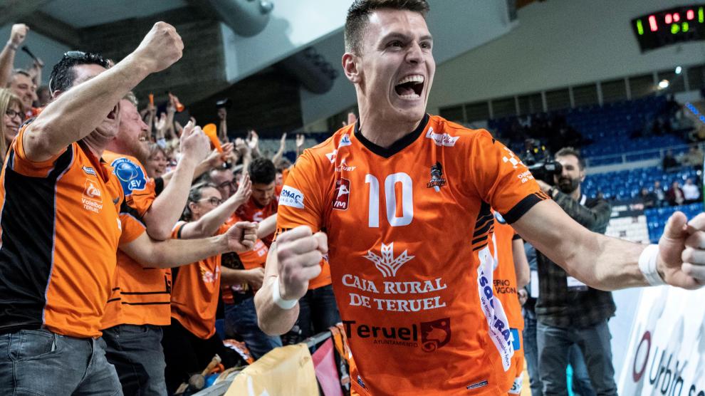 El receptor Daniel Ruiz, junto a una enfervorecida afición desplazada a Palma de Mallorca, celebran la victoria del CV Teruel en la cancha. efe