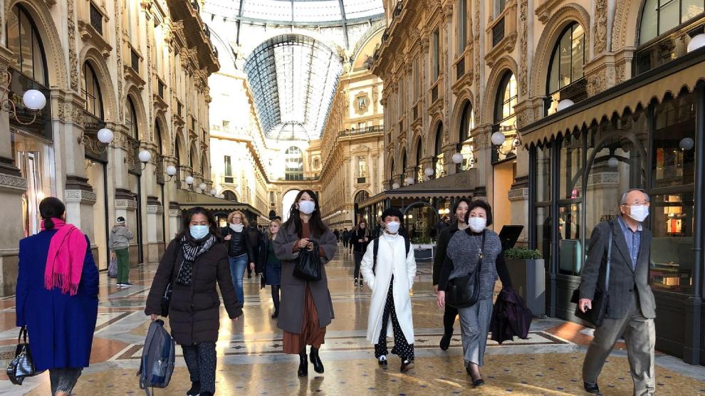 Asiáticos ivsitan la Galería Vittorio Emanuele de Milán con mascarillas, este lunes.