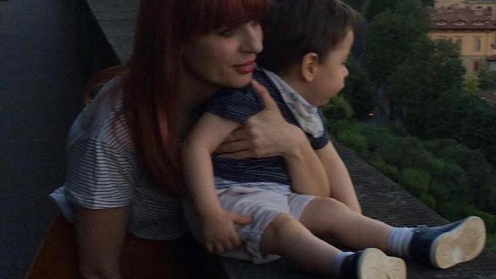 La zaragozana Rosa Blanca Miguel, con su hijo, Samuele, en Bérgamo, donde lleva viviendo diez años.