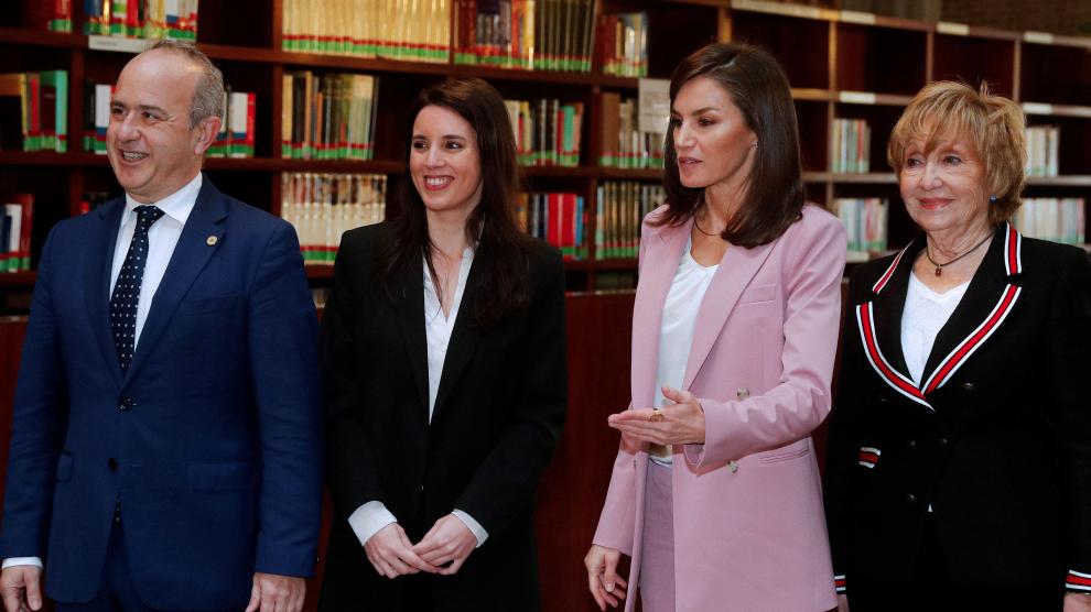 La reina Letizia (segunda por la derecha) junto a Irene Montero (segunda por la izquierda) en el acto en que han estado juntas este viernes