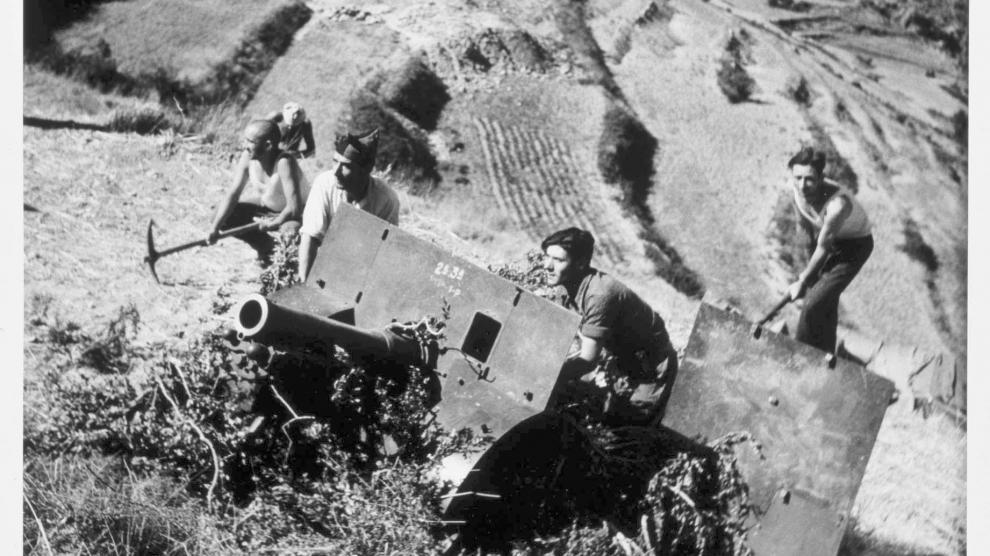 Republican Soldiers with Artillery, Aragon Front. Huesca (Soldados republicanos con artillería, frente de Aragón. Huesca).