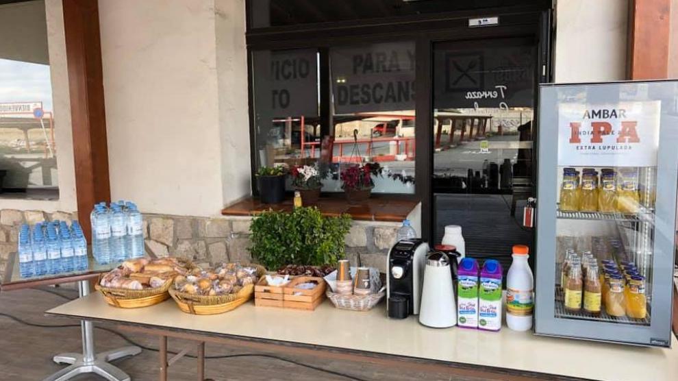 El Español, en Bujaraloz, ofrece comida y bebidas gratis para los transportistas.