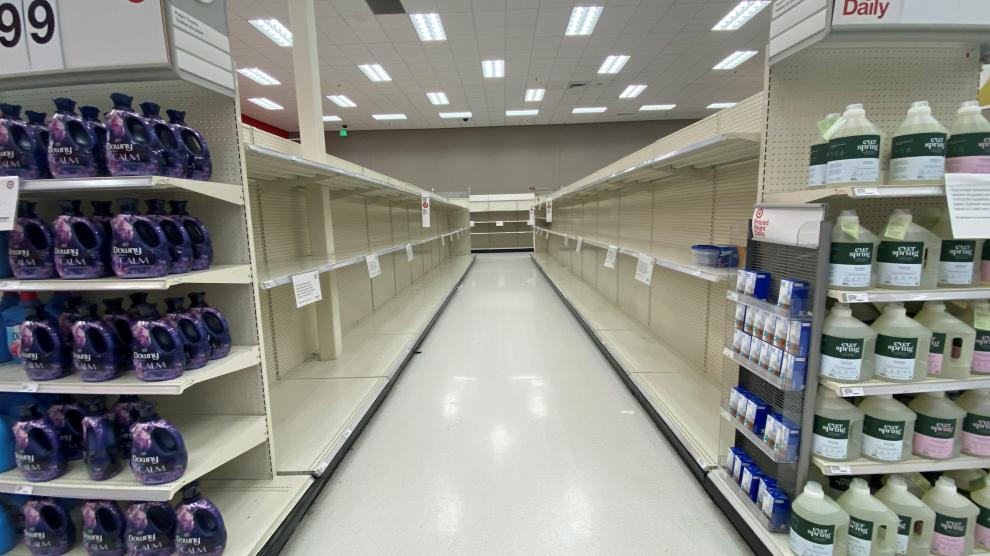 Un pasillo vacío de papel higiénico y pañuelos de celulosa en un supermercado de Encinitas, California, Estados Unidos.