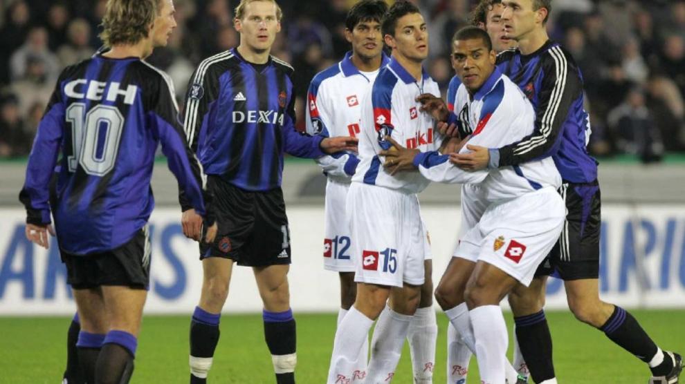 Toledo, Óscar González, Álvaro Maior y Gaby Milito pelean en un córner con los defensores belgas del Brujas. Era el partido de la UEFA de la temporada 2004-05.