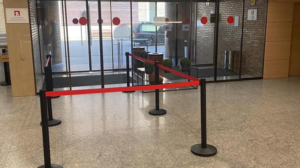 Acceso al tanatorio de Torrero.