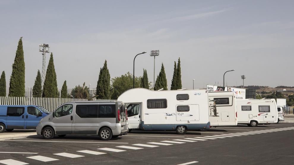 Área de autocaravanas en el parking de la Federación Aragonesa de Fútbol de Zaragoza.