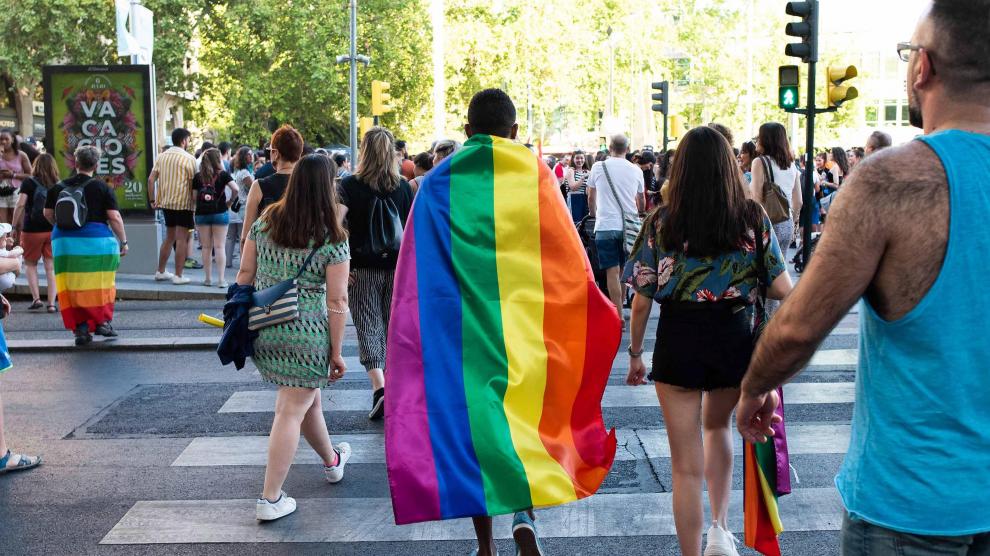 Un grupo de personas acuden a la manifestación del Orgullo Gay el pasado junio en Zaragoza.