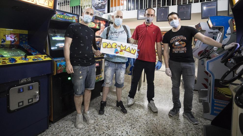 Eduardo Anay, Pedro Jesús del Monte, David Soler y Raúl Gascón, de ARPA, en su sede, rodeados de juegos 'arcade'.