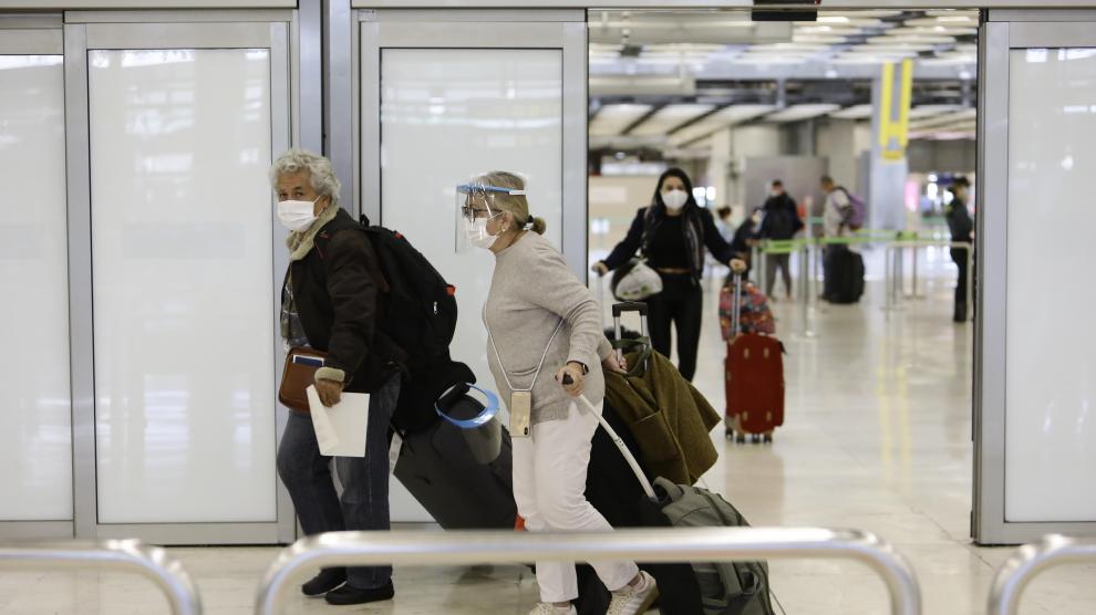 Llegada de un avión con españoles procedentes de Colombia al aeropuerto Adolfo Suárez de Madrid, este sábado 23 de mayo.