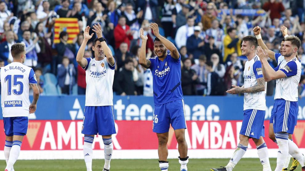 Los jugadores del Zaragoza festejan con la afición el triunfo ante el Dépor del pasado 23 de febrero, el último encuentro disputado en La Romareda.