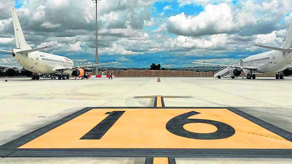 Dos aviones estacionados en la ampliación de la plataforma del aeropuerto, que ha pasado de 160.000 a 223.125 metros cuadrados.