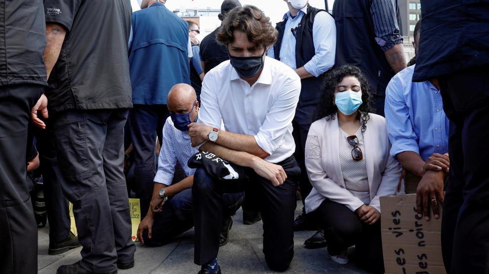 Justin Trudeau hinca la rodilla durante una manifestación en Ottawa contra el racismo.