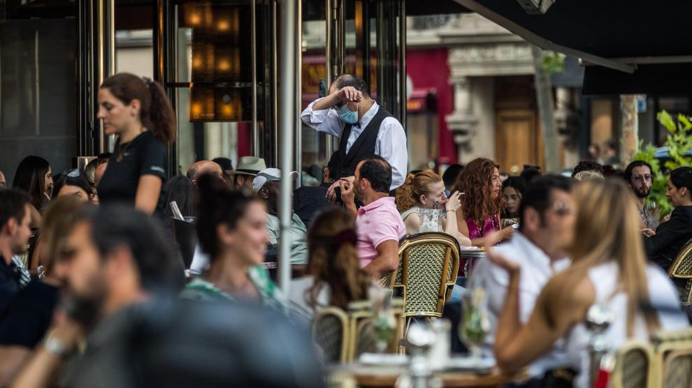 Una terraza de París, llena de clientes.