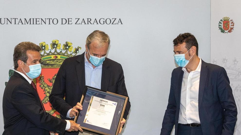 El alcalde de Zaragoza, Jorge Azcón, recibe el sello de calidad de Aenor