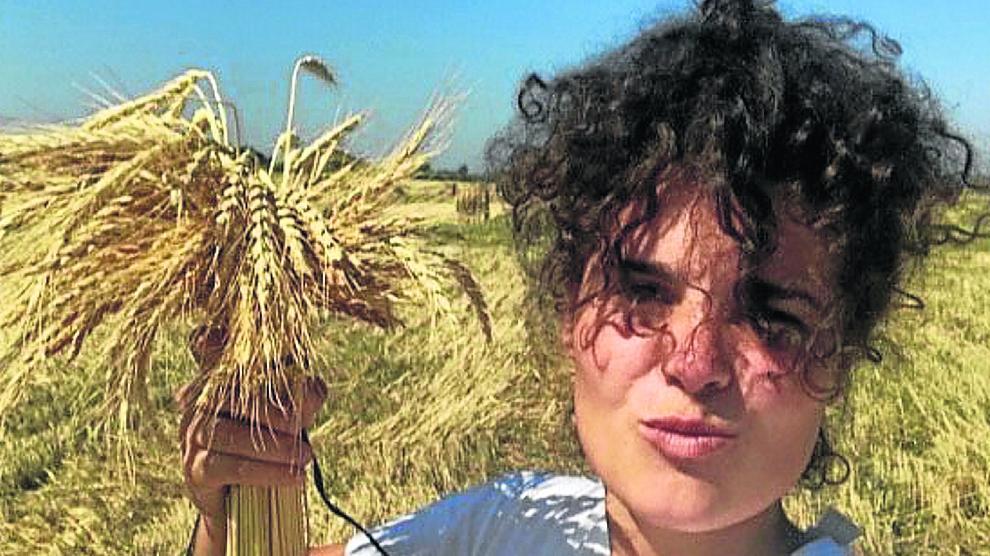 Lucía Palacín en una de sus fincas, donde cultiva cereales ecológicos.