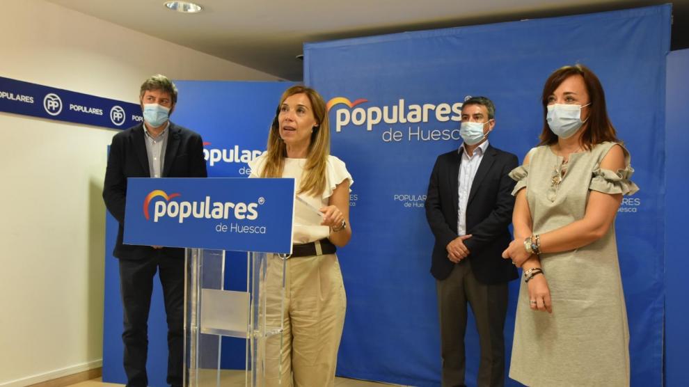 Ana Alós, acompañada en su despedida por miembros de su partido.
