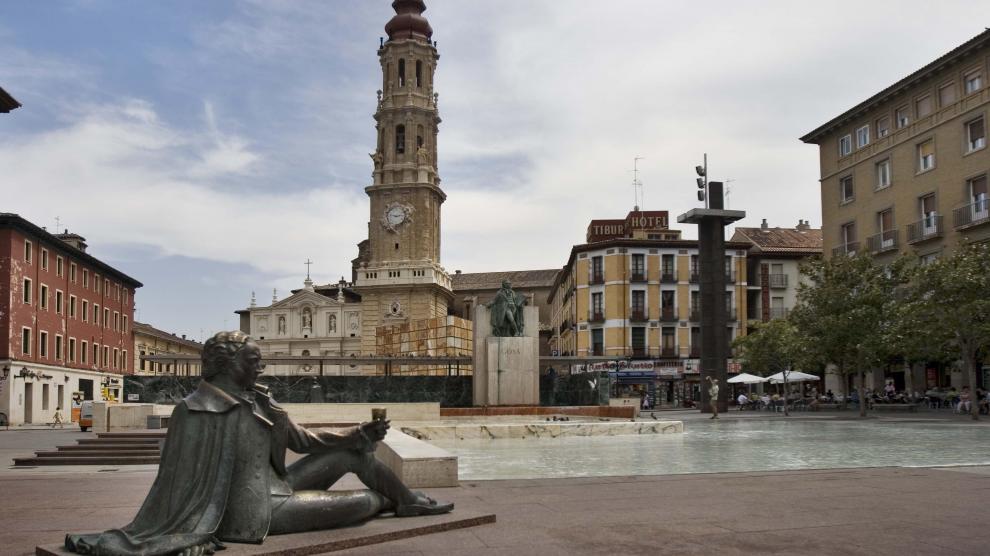 Escultura de Goya en la plaza del Pilar con La Seo de fondo.