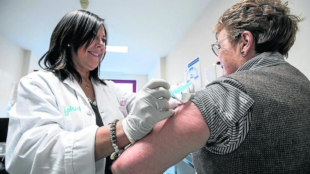 Foto de archivo de una vacunación contra la gripe en el centro de salud de Torrero