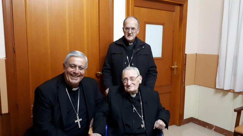 Damián Iguacén recibió a mediados de julio la visita de los obispos de Tenerife (izda) y Huesca.