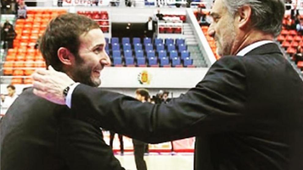 Sito Alonso y José Luis Abós se saludan antes de un encuentro en el Príncipe Felipe