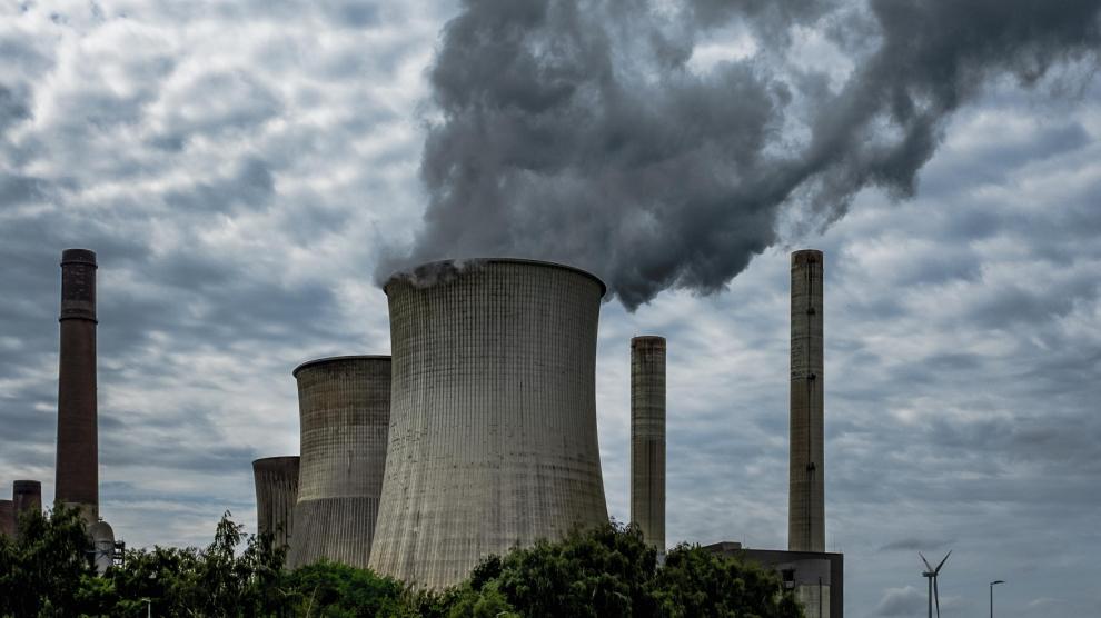 La proximidad residencial a instalaciones industriales que emiten sustancias tóxicas al medio ambiente y generan residuos peligrosos podría ser una fuente potencial de exposición a carcinógenos reconocidos.