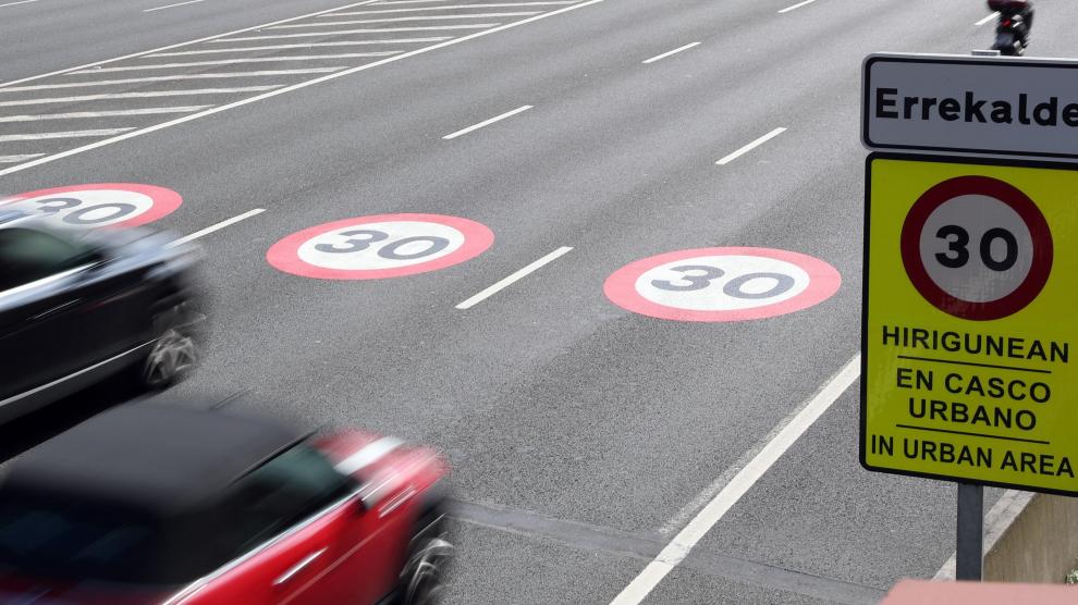 Una señal que limita la velocidad a 30km/h en la capital vizcaína.