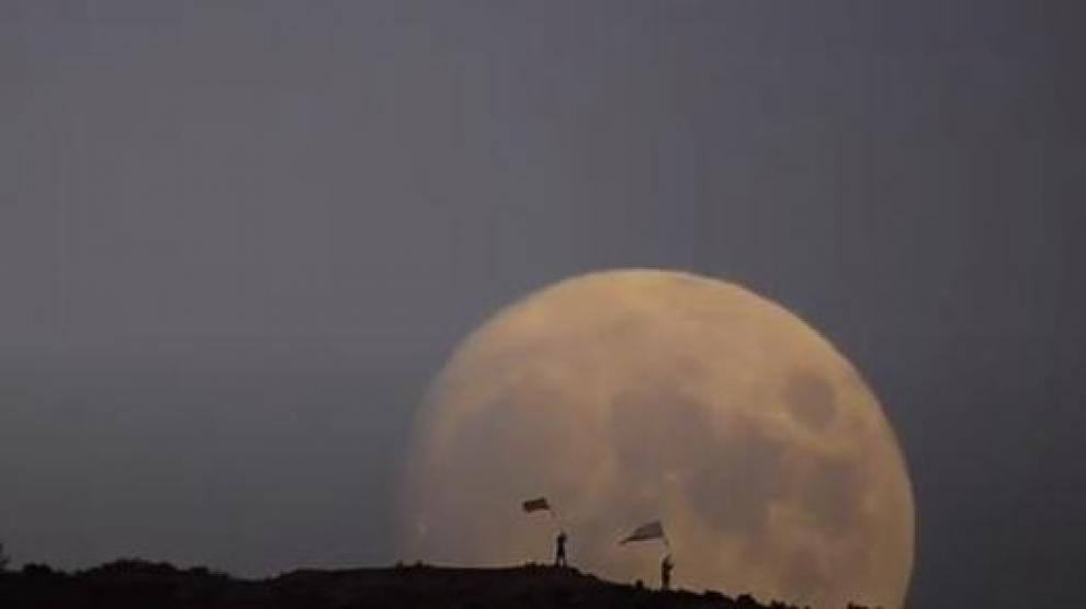 Una captura del vídeo con la luna llena en las Planas de Jaulín.